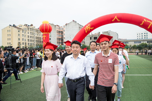走過(guò)成人門(mén).jpg